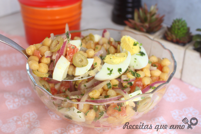 Salada de grão de bico completa