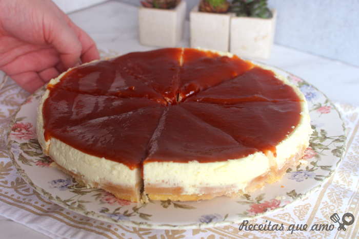 Torta de ricota com calda frutas Torta de ricota com calda frutas