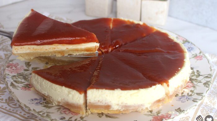 Torta de ricota com calda frutas