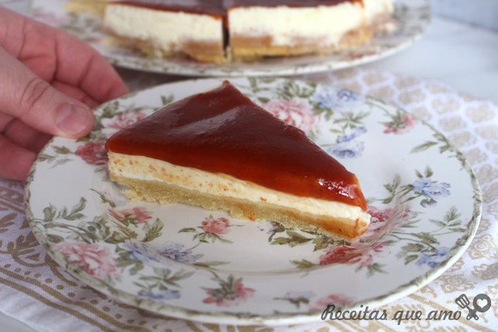 Torta de ricota com calda frutas Torta de ricota com calda frutas