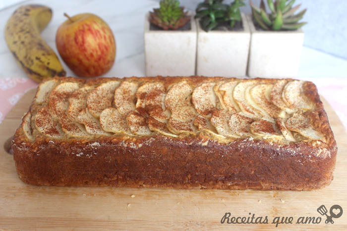Bolo de banana, maçã e aveia