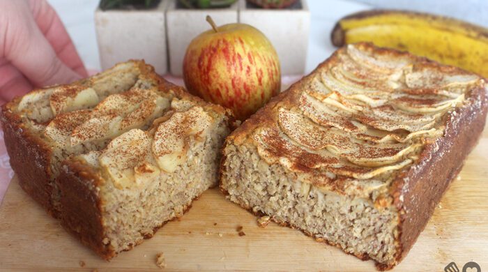 Bolo de banana, maçã e aveia