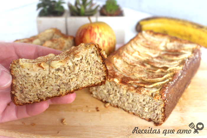 Bolo de banana, maçã e aveia