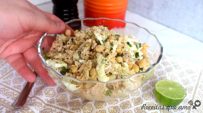 Salada de grão de bico com atum