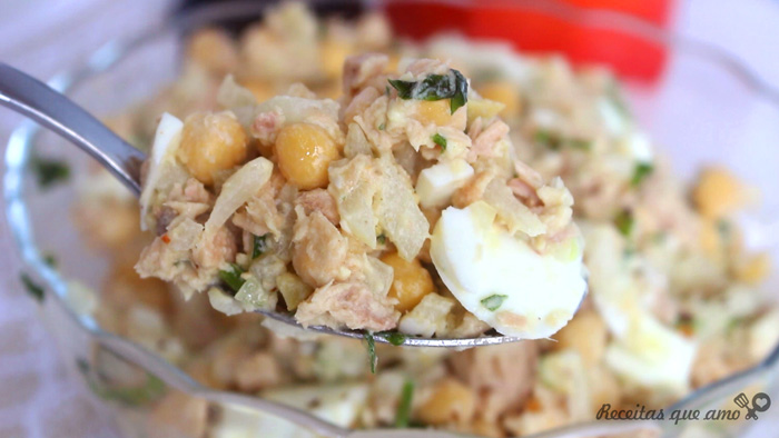 Salada de grão de bico com atum