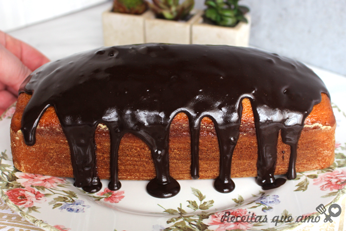 Bolo mesclado com calda de chocolate Bolo mesclado com calda de chocolate