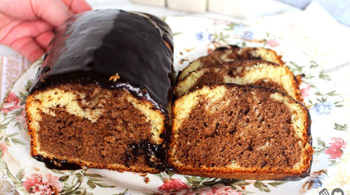 Bolo mesclado com calda de chocolate