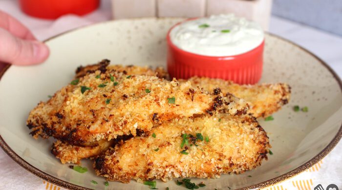 Frango empanado na airfryer com molho de queijo