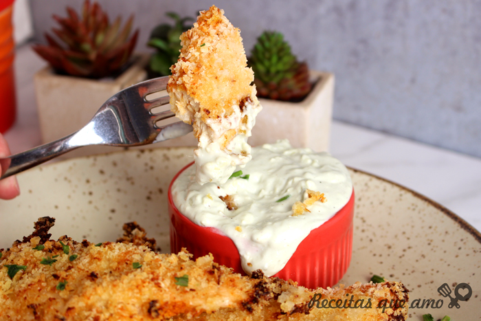 Frango empanado na airfryer com molho de queijo Frango empanado na airfryer com molho de queijo