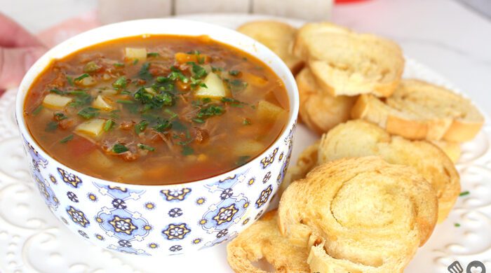Sopa de carne com caldo de tomate