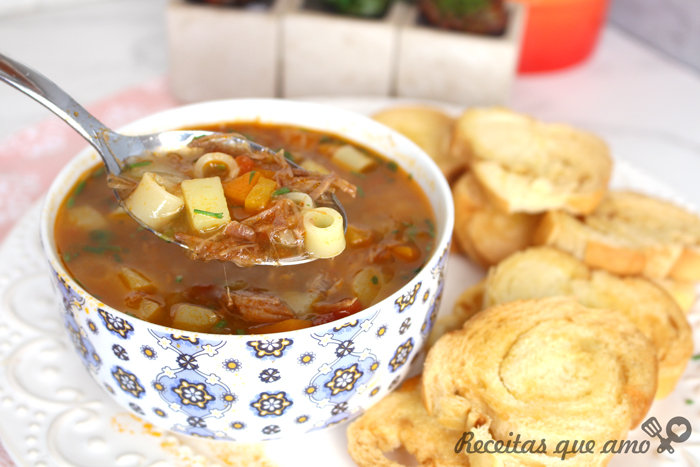 Sopa de carne com caldo de tomate Sopa de carne com caldo de tomate