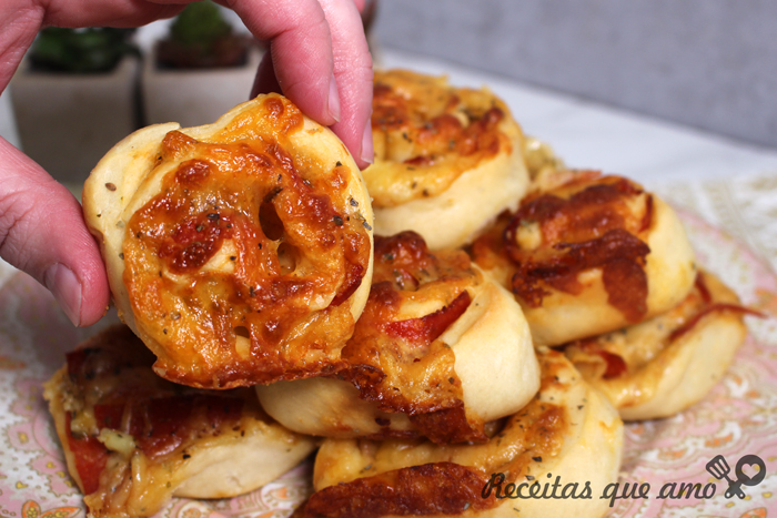 Pão pizza na máquina de pão
