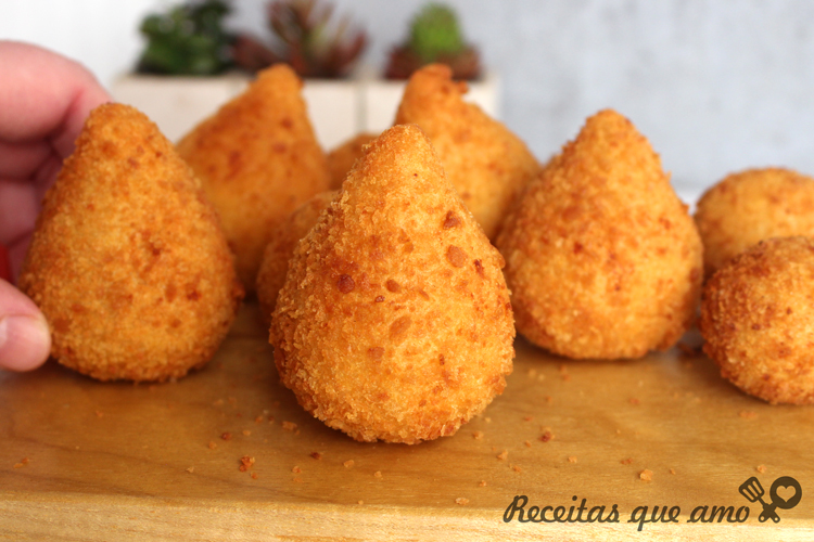 Coxinha com massa de batata Coxinha com massa de batata