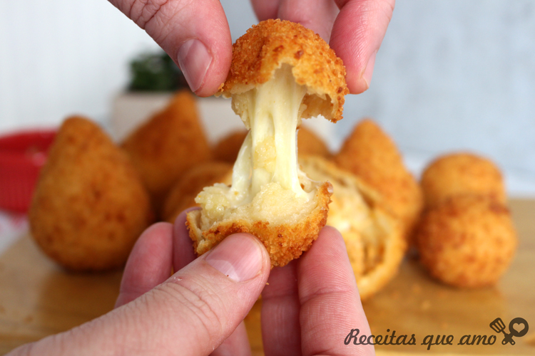 Coxinha com massa de batata Coxinha com massa de batata