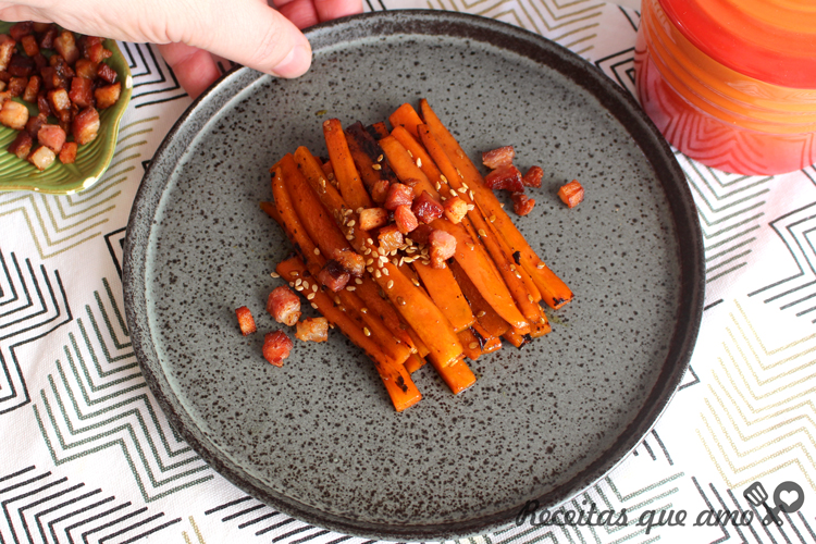 Cenoura glaceada com bacon