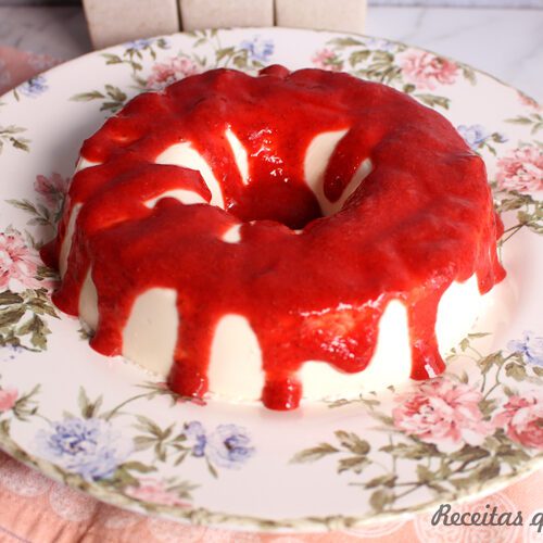 Panna cotta com molho de morango sem açúcar