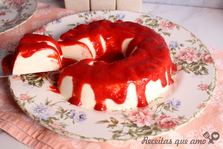 Panna cotta com molho de morango sem açúcar Panna cotta com molho de morango sem açúcar