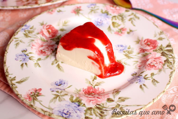 Panna cotta com molho de morango sem açúcar Panna cotta com molho de morango sem açúcar