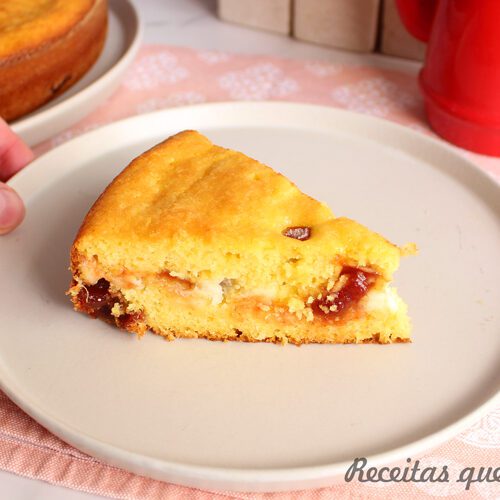 Bolo de milho com requeijão
