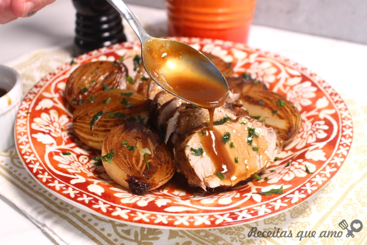 MIGNON SUÍNO COM CEBOLA CARAMELIZADA