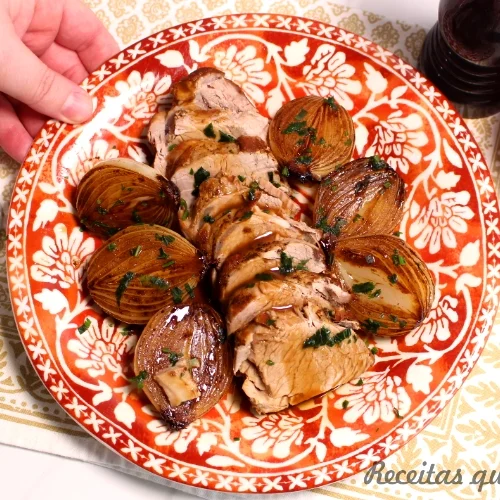 MIGNON SUÍNO COM CEBOLA CARAMELIZADA