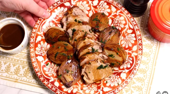 MIGNON SUÍNO COM CEBOLA CARAMELIZADA