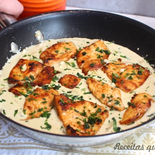 FRANGO COM MOLHO DE QUEIJO