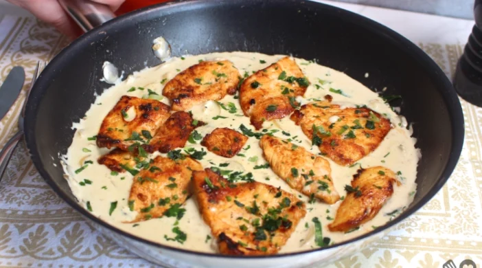 FRANGO COM MOLHO DE QUEIJO