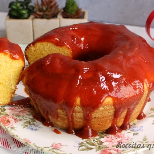 BOLO DE FUBÁ COM GOIABADA