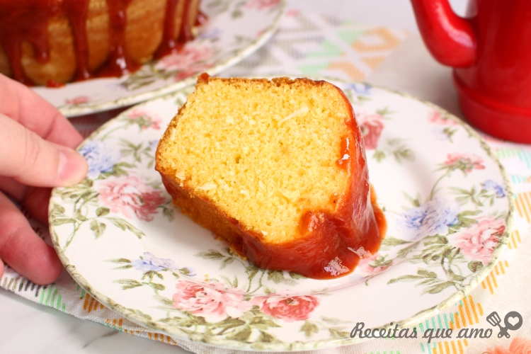 BOLO DE FUBÁ COM GOIABADA BOLO DE FUBÁ COM GOIABADA