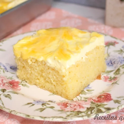 Bolo de laranja com cobertura