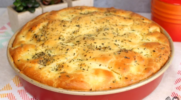 TORTA DE FRANGO COM REQUEIJÃO