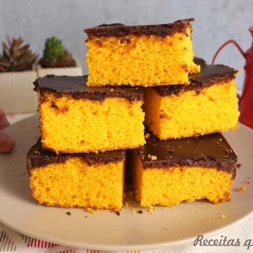 BOLO DE CENOURA COM CASQUINHA DE CHOCOLATE