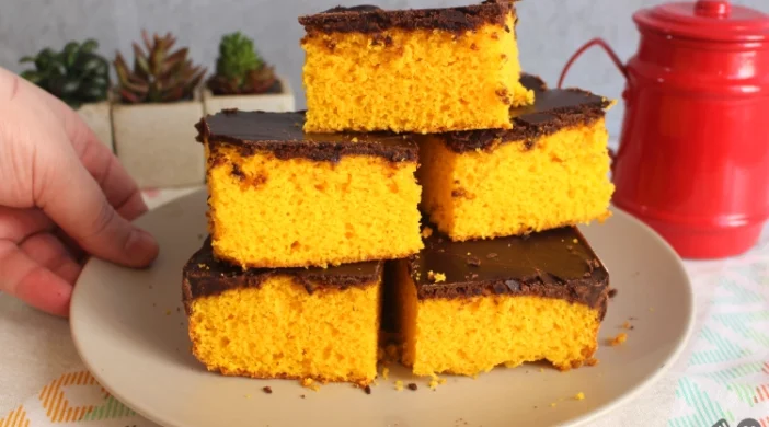 BOLO DE CENOURA COM CASQUINHA DE CHOCOLATE