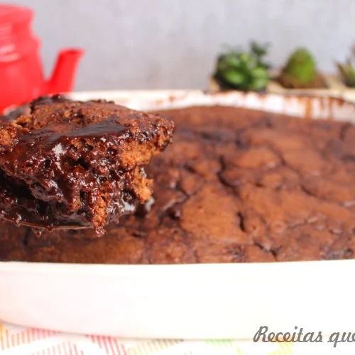 BOLO FUDGE SAI DO FORNO COM CALDA