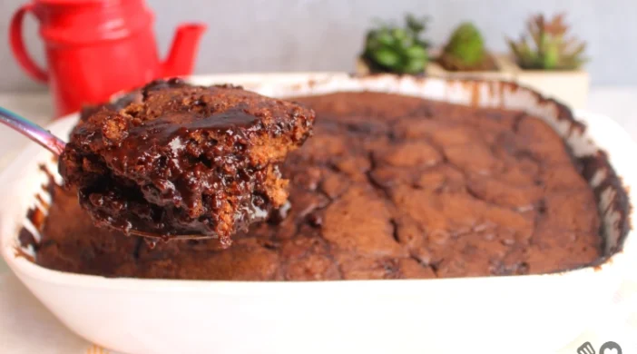 BOLO FUDGE SAI DO FORNO COM CALDA