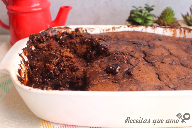 BOLO FUDGE SAI DO FORNO COM CALDA