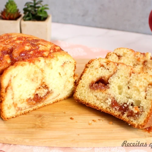 BOLO DE IOGURTE COM GOIABADA