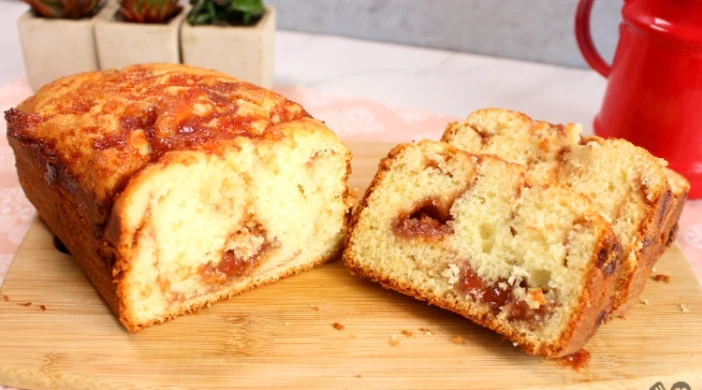 BOLO DE IOGURTE COM GOIABADA